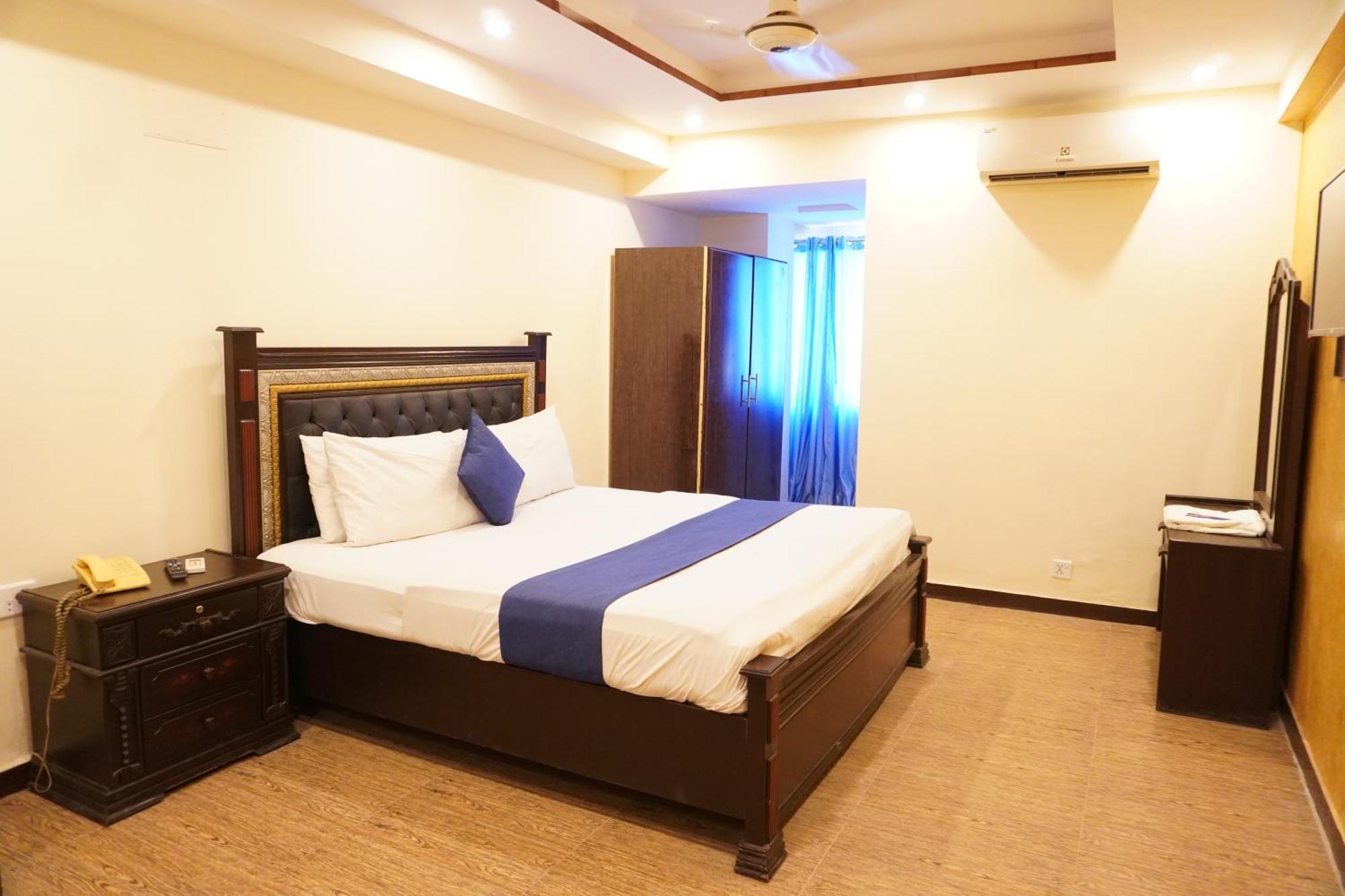 National Hotel Lahore Buitenkant foto