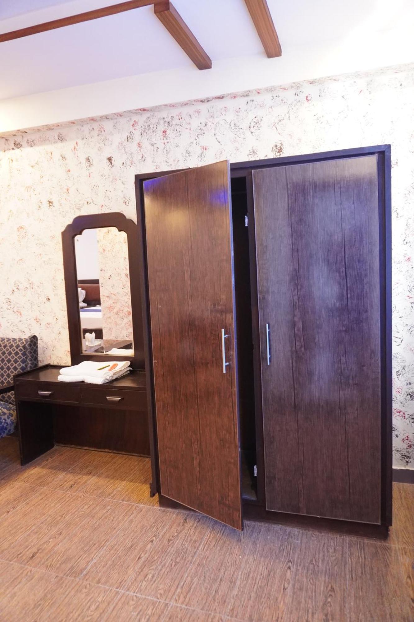 National Hotel Lahore Buitenkant foto