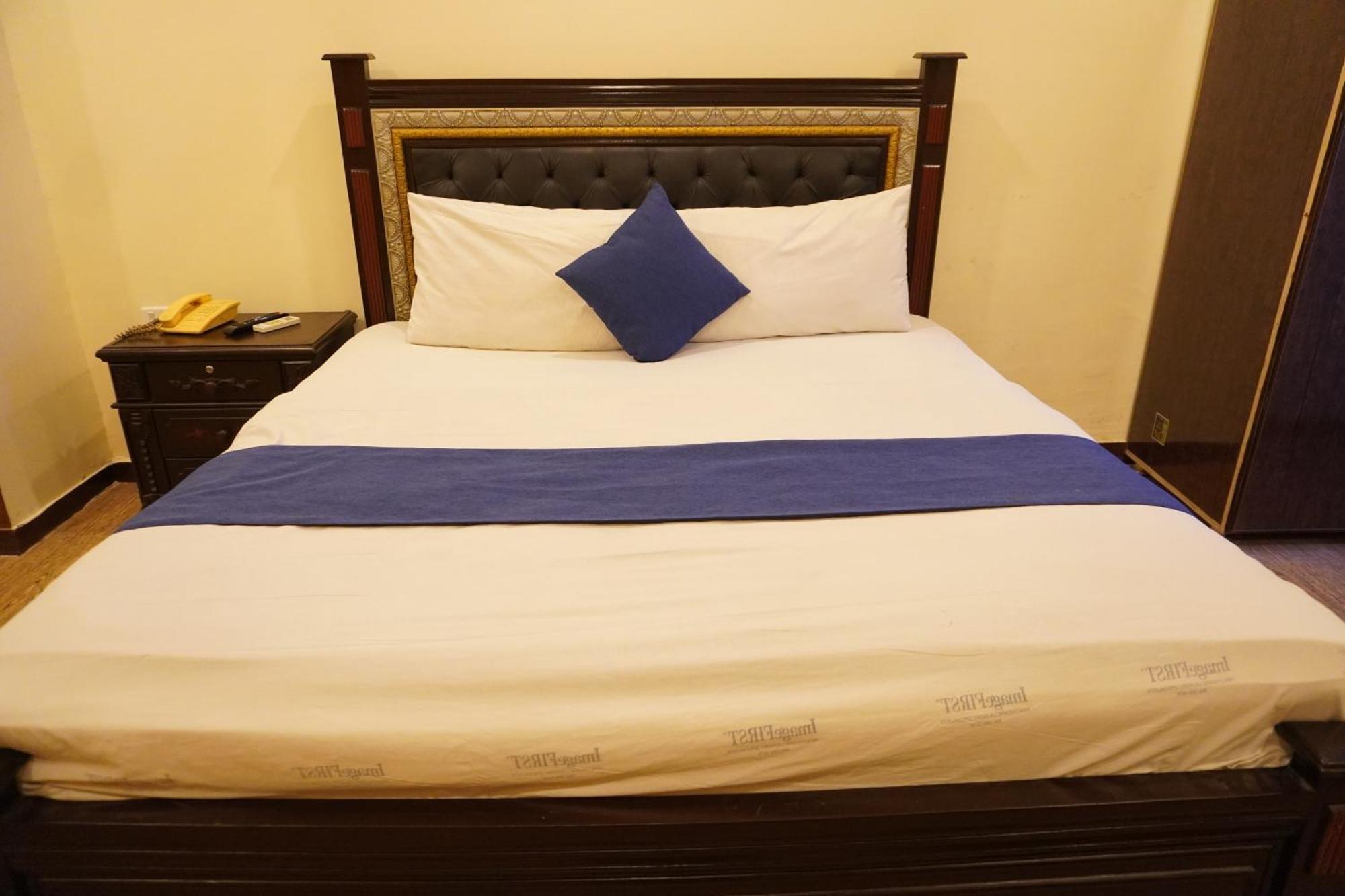 National Hotel Lahore Buitenkant foto