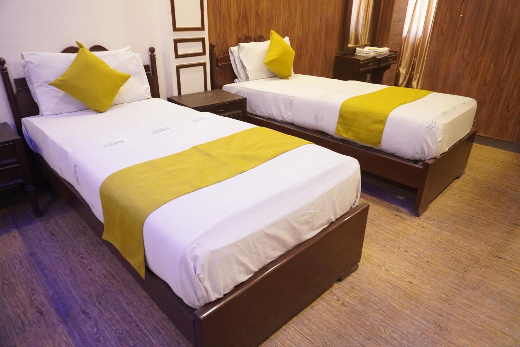 National Hotel Lahore Buitenkant foto