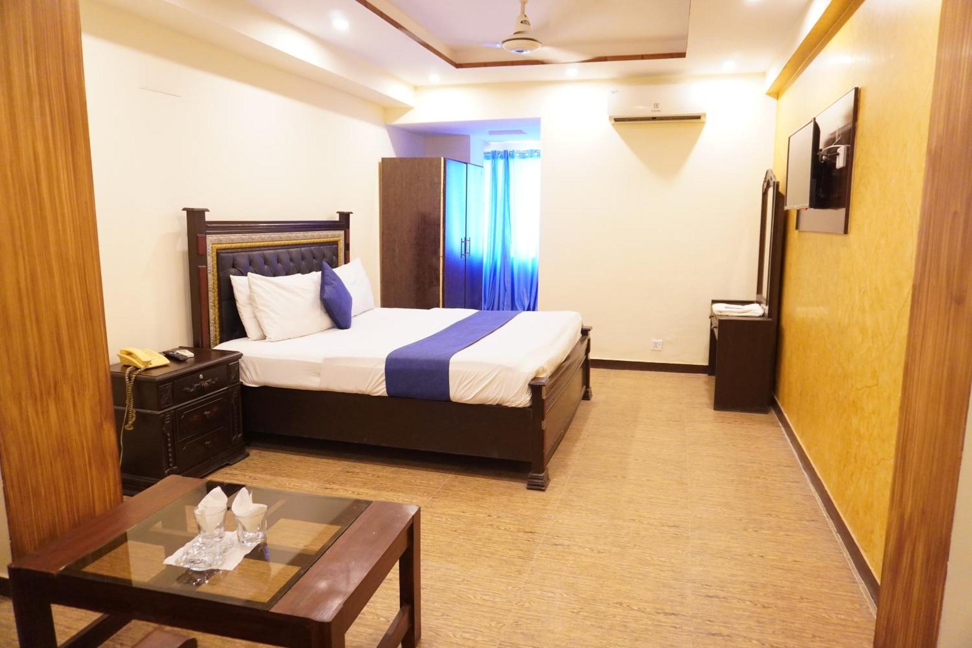 National Hotel Lahore Buitenkant foto
