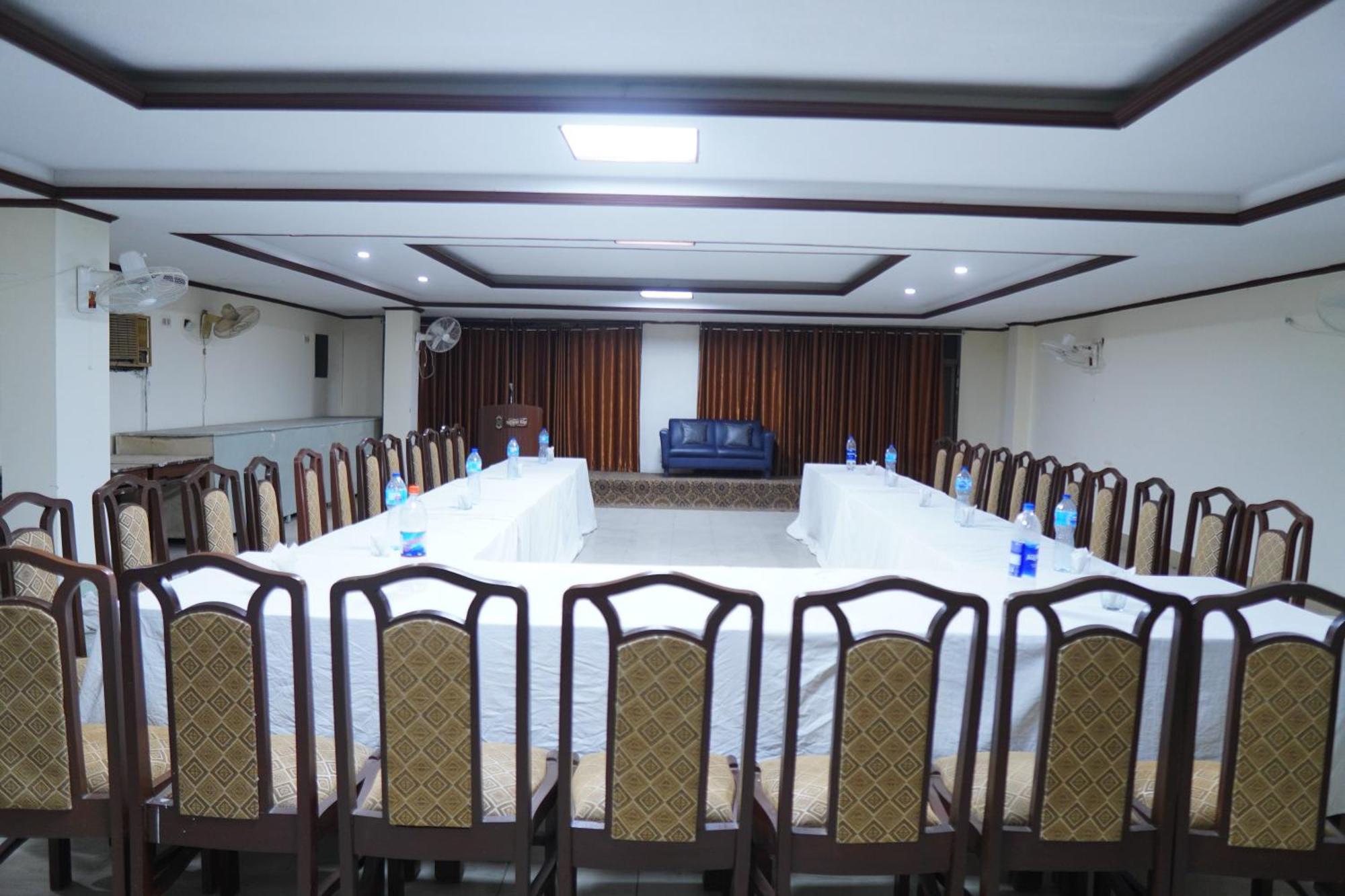 National Hotel Lahore Buitenkant foto