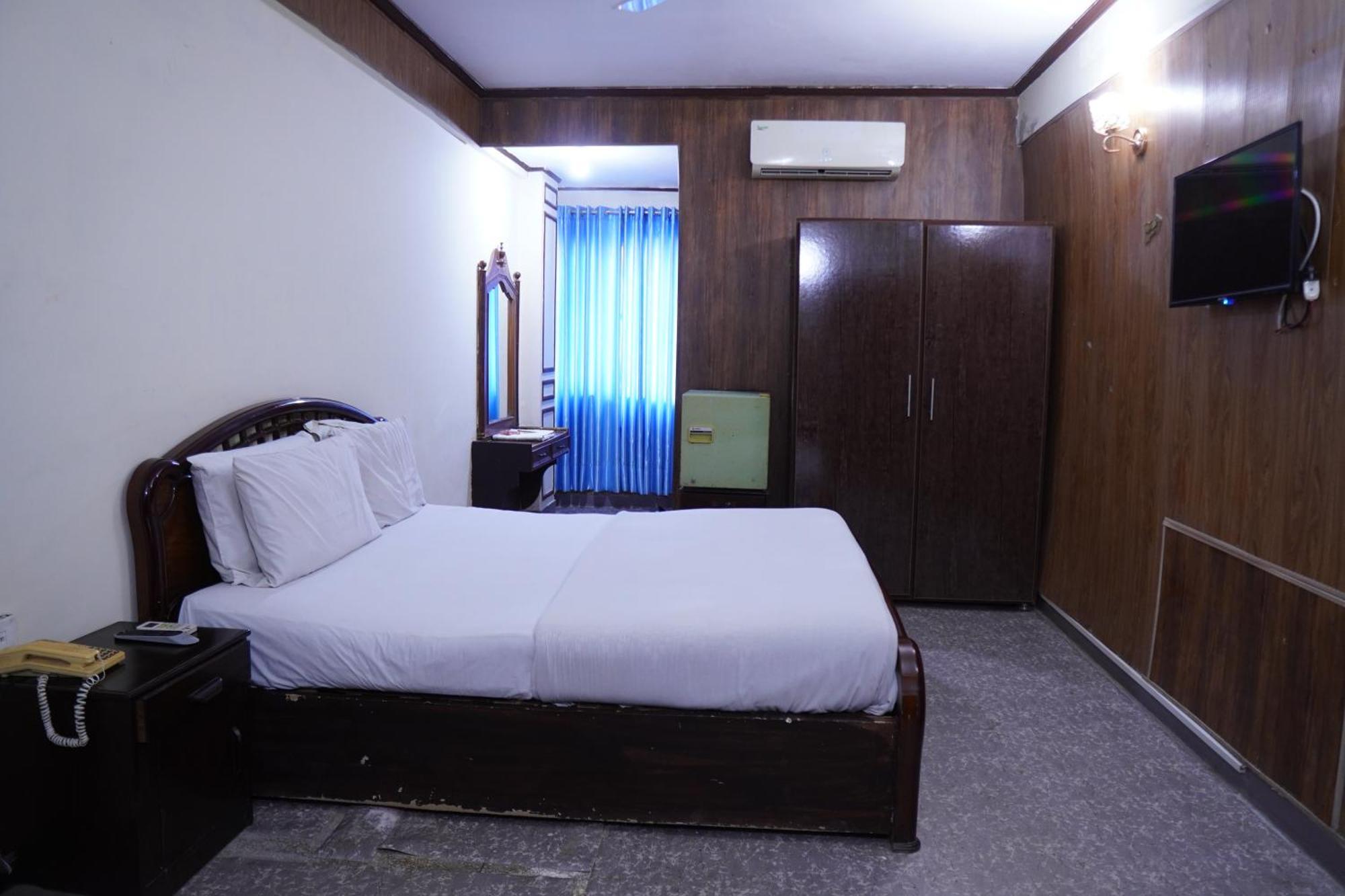 National Hotel Lahore Buitenkant foto