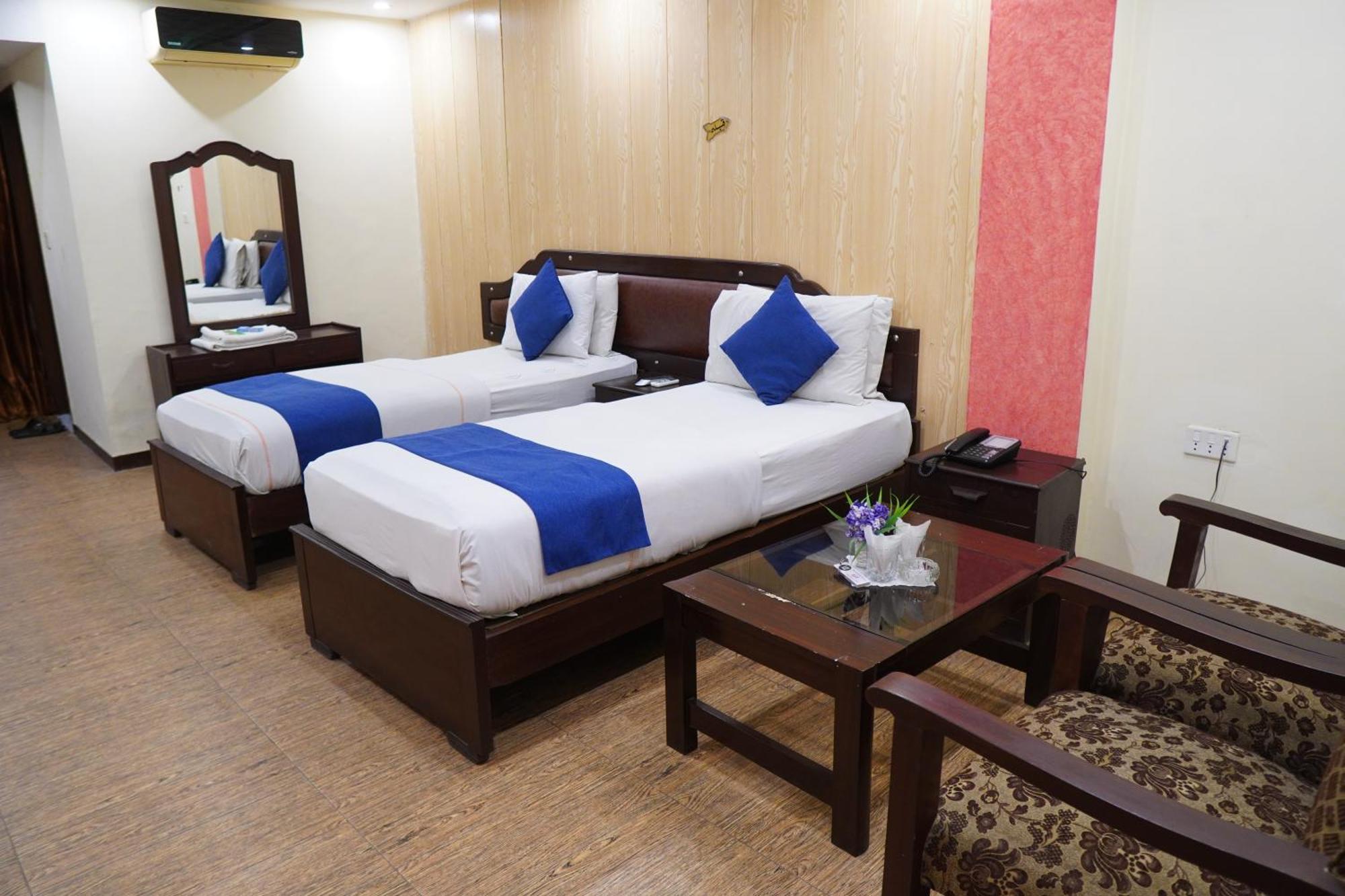 National Hotel Lahore Buitenkant foto