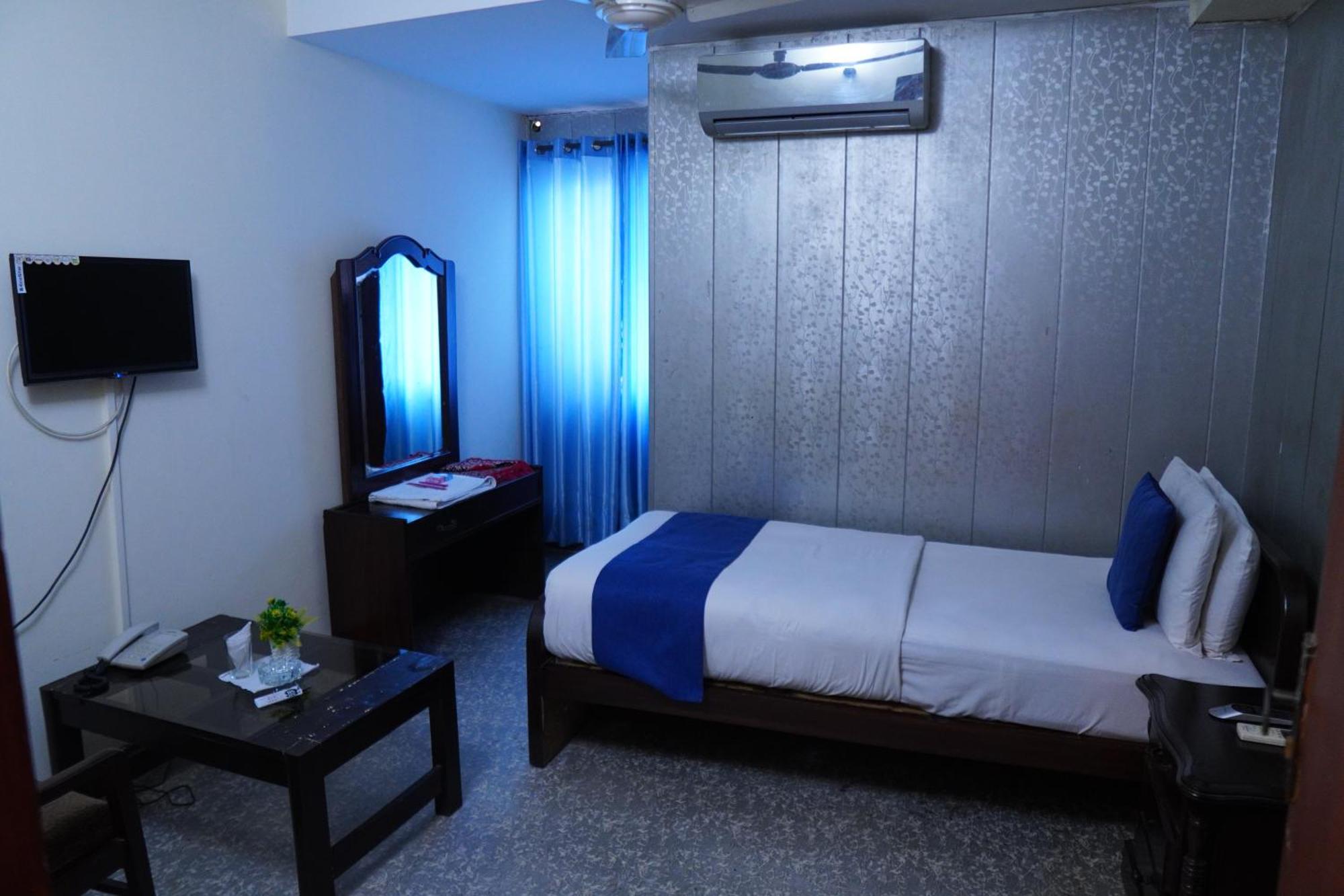 National Hotel Lahore Buitenkant foto