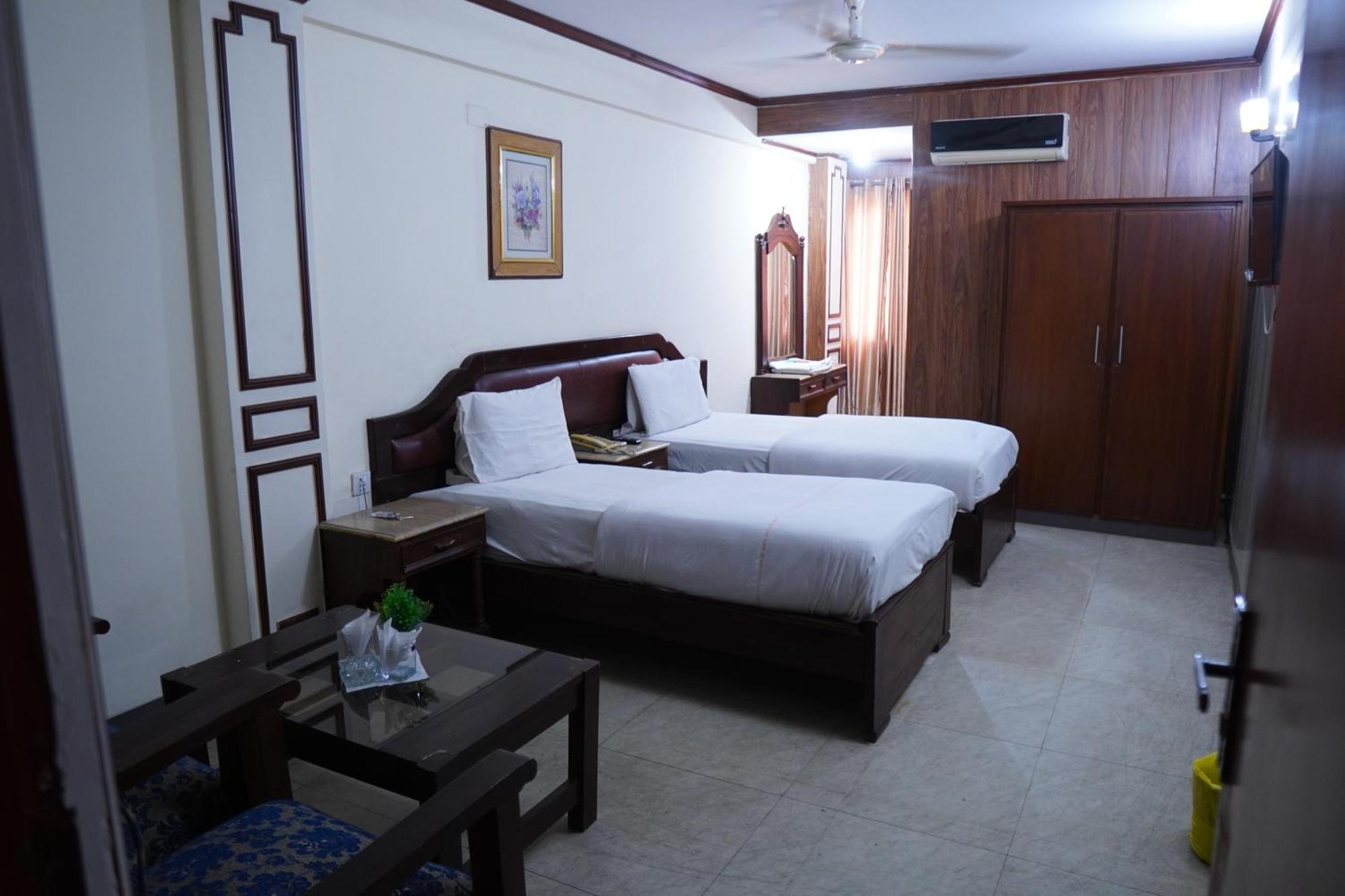 National Hotel Lahore Buitenkant foto